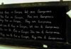 fotografia colori, Frase scritta con gesso bianco su una lavagna nera: Noi viviamo in Europa, Noi siamo europei