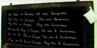 fotografia colori, Frase scritta con gesso bianco su una lavagna nera: Noi viviamo in Europa, Noi siamo europei