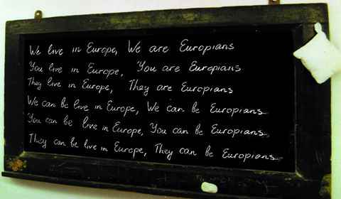 Lavagna con messaggi di artisti armeni sull'Europa fotografia colori, Frase scritta con gesso bianco su una lavagna nera: Noi viviamo in Europa, Noi siamo europei