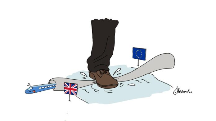 illustrazione Brexit, piede gigante schiaccia eurotunnel canale manica tra Europa e Gran Bretagna