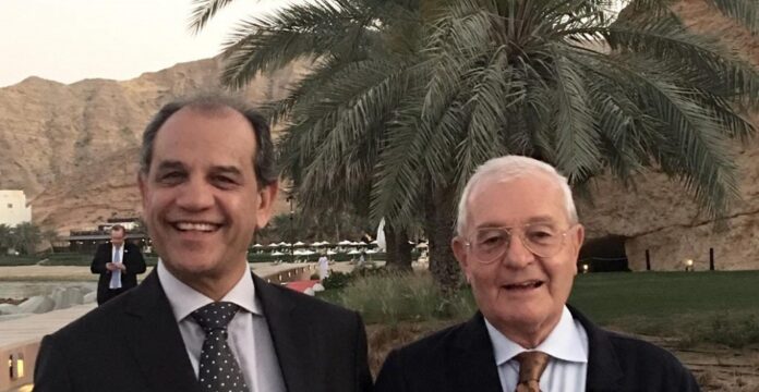 Mario Conserva e Mahoomod Daylami Foto a colori, esterno, due uomini in giacca e cravatta, sinistra Mahoomod Daylami, Segretario Generale del Consiglio dell’Alluminio del Golfo, destra Mario Conserva, specialista e ricercatore