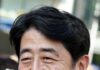 fotografia colori, uomo sorridente in giacca e cravatta,ritratto di Shinzō Abe, primo ministro Giappone