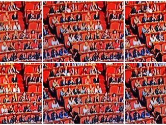 collage fotografico, 6 foto a colori, crisi di governo, le poltrone rosse del parlamento italiano con politici sparsi