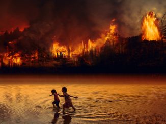 Due bambini sudamericani scappano in un bacino d'acqua. Sullo sfondo la foresta Amazzonica brucia.
