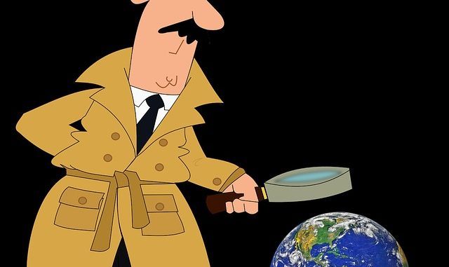 L'analista Un detective con il tipici cappotto e berretto inquadra il globo terrestre con una lente. Sfondo nero.