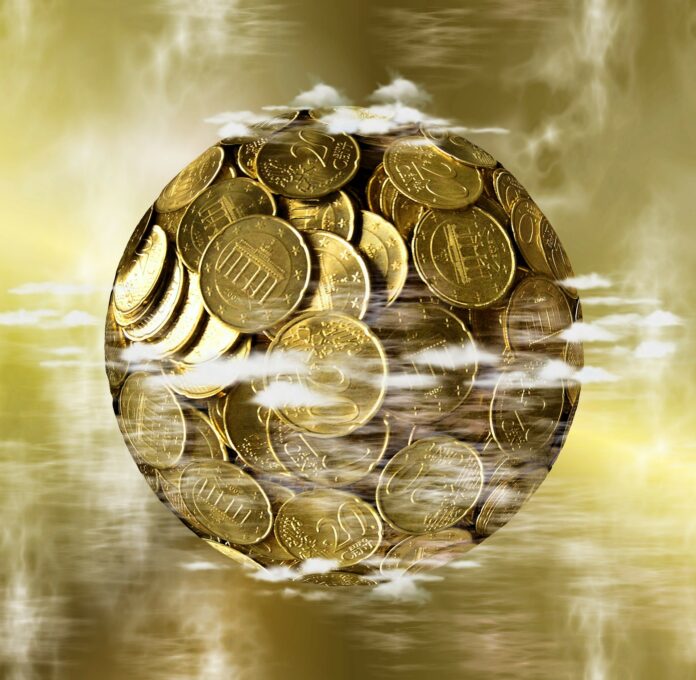 Sfera compressa di monete da 20 centesimi di euro rappresentanti il globo terrestre