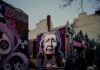 Murales donna indiana pellirossa stile pop in ambiente urbano di periferia
