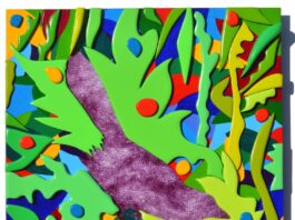 opera d'arte di Dario Brevi, sagoma viola di uccellino posato su un ramo, sfondo sagome verdi di foglie e di piccoli frutti colorati