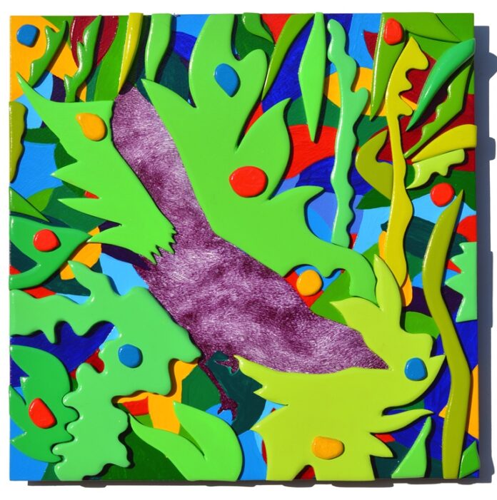 opera d'arte di Dario Brevi, sagoma viola di uccellino posato su un ramo, sfondo sagome verdi di foglie e di piccoli frutti colorati