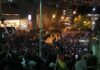 Una folla di persone manifestano contro Morales, alla presenza delle forze dell'ordine