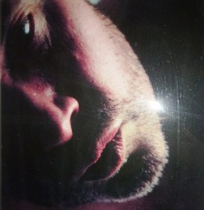 Il ritratto di uomo in primo piano