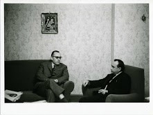 fotografia, bianco e nero, interno, 2 uomini in giacca e cravatta in poltrona in salotto, Leonardo Sciascia e Stefano Vilardo