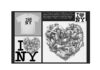 T-shirt bianca con le lettere nere maiuscole I N Y e a destra della I un groviglio di corpi intrecciati gli uni agli altri crea un disegno a forma di cuore.