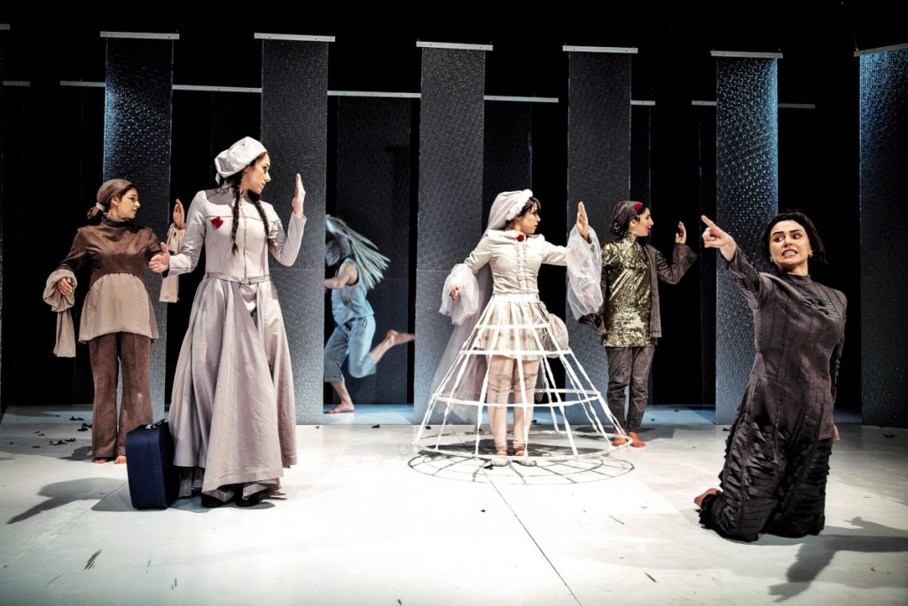Photo, colours, 6 women performing on stage, drama: "I am a woman. Do you hear me?" by Iranian Camelia Ghazali