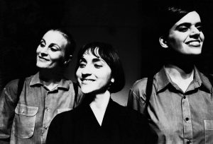 Fotografia in bianco e nero delle attrici Anne Line Redtrøen, Giovanna Summo, Carmen Lopez Luna in primo piano sorridenti