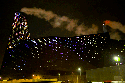 La centrale danese di Roskilde viene rivestita da un installazione di Fabrizio Crisafulli. Un mix di luci colorate illuminano il complesso in attività durante la notte