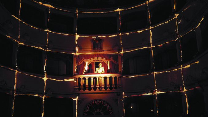 Giovanna Summo, Teatro dei Luoghi Scena al Teatro dei Coraggiosi, al centro l'attrice Giovanna Summo illuminata al centro su di una balconata