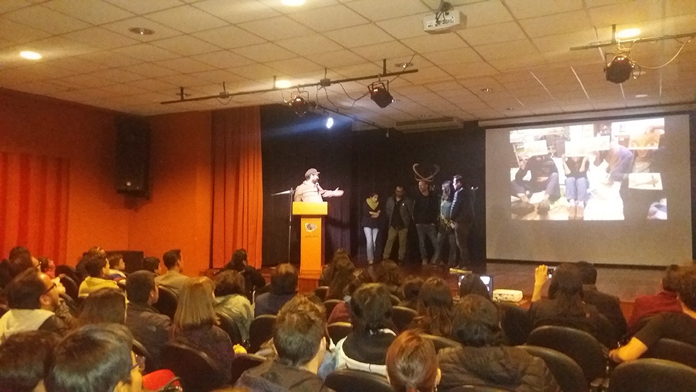 La premiazione del festival VideoBabel: sul palco alcuni dei premiati sono presentati alla platea, all'interno di un teatro a Cusco, in Perù