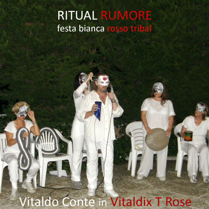 Fotografia della performance Ritual Rumore dell'artista Vitaldo Conte. Conte e il gruppo femminile T Rose, composto da quattro elementi, sono vestiti di bianco, sul volto indossano maschere durante la performance.