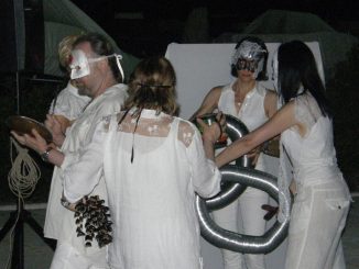 fotografia, colori, performance artistica di Vitaldo Conte, 3 donne e 1 uomo vestiti di bianco con volto mascherato, antica tradizione del tatro di Dioniso