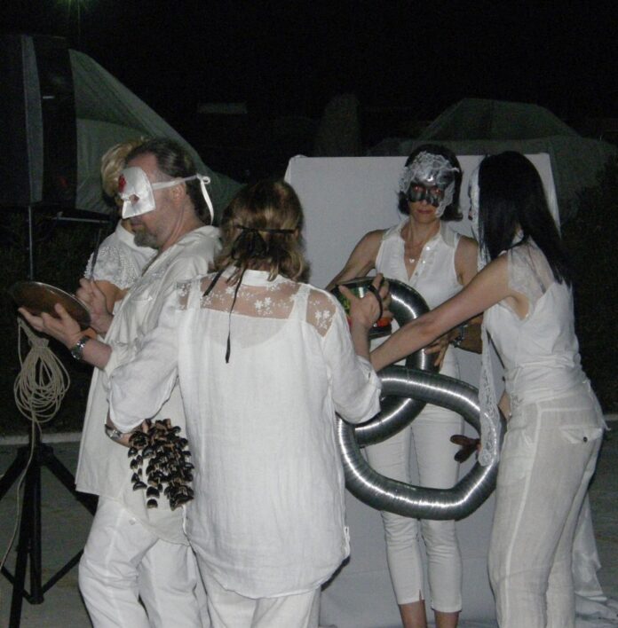 fotografia, colori, performance artistica di Vitaldo Conte, 3 donne e 1 uomo vestiti di bianco con volto mascherato, antica tradizione del tatro di Dioniso