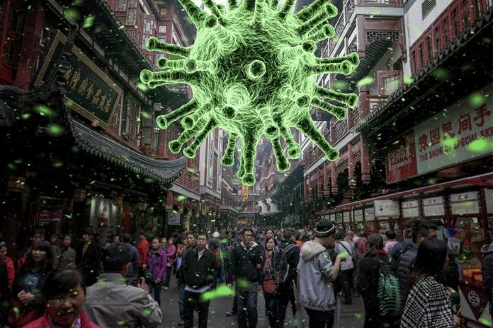 L'immagine mostra una affollata via cinese e sospesa sulle teste delle metaforicamente incombe una grande struttura verde che riproduce la struttura di un virus-