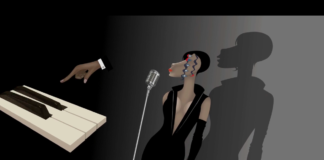Una donna con cinque occhi posti in linea verticale, in piedi, indossa un abito nero con una lunga scollatura sul fronte, davanti a un microfono degli anni Sessanta. Sulla sinistra tre tasti bianchi di un pianoforte e una mano che si avvicina per suonarli.