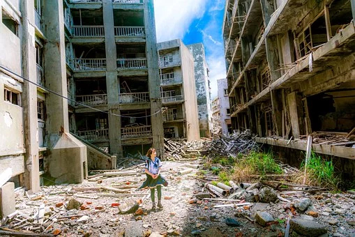 L'immagine mostra una ragazza al centro di una via di una città moderna in rovina, abbandonata dopo l'epidemia di Covid 19 Ai lati e sullo sfondo diversi palazzi diroccati occludono l'orizzonte tranne per un piccolo lembo di cielo in alto.