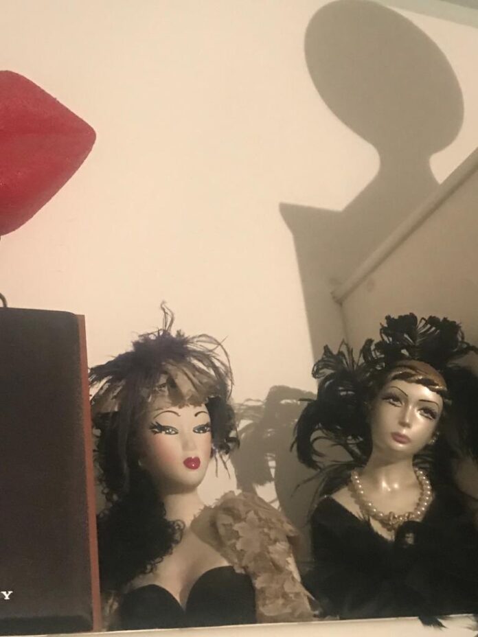 picture, colours, 2 female dolls in black, black hair, geisha-like make-up, white background