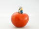 Su uno sfondo bianco si staglia un pomodoro rosso sulla cui cima è poggiata la miniatura stilizzata di un uomo nell'atto di spingere un carrello della spesa