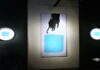 Fernando Miglietta, opera d'arte per Papa Francesco, ombra mano con chiave che dall'alto apre uno spazio azzurro cielo sottostante