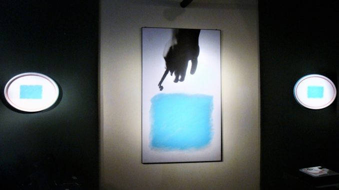 Fernando Miglietta, “La porta delle lontananze e la chiave dell’infinito” Fernando Miglietta, opera d'arte per Papa Francesco, ombra mano con chiave che dall'alto apre uno spazio azzurro cielo sottostante