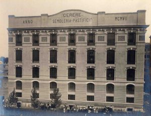 Foto d'epoca che mostra la facciata del palazzo dei primi anni del 1900 che ancora ospita il Pastificio Cerere.