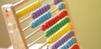 Un pallottoliere in legno con elementi colorati come quelli usati dai bambini per imparare a contare.
