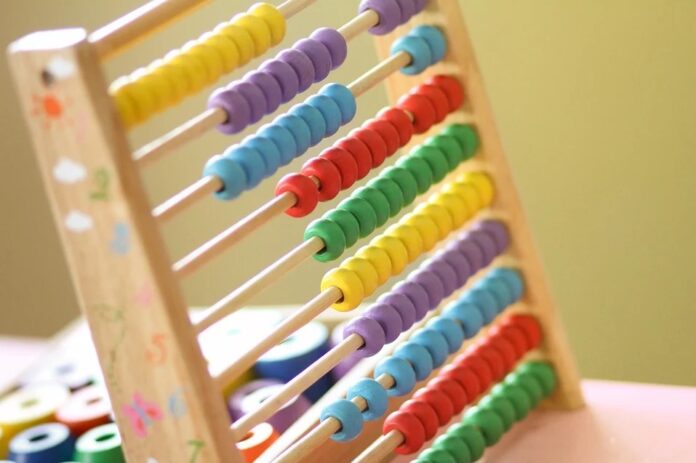 Un pallottoliere in legno con elementi colorati come quelli usati dai bambini per imparare a contare.