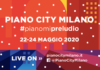 La locandina di Piano City Milano: scritta bianca su fondo arancione e rosso, recante il nome dell'evento la data e gli indirizzi dai quali assistere all'evento online