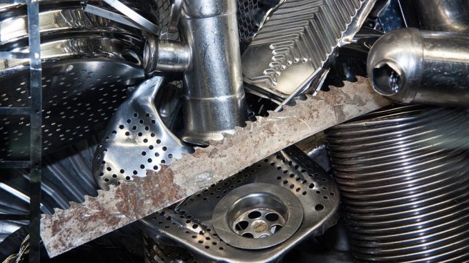 L'immagine mostra una serie di frammenti di oggetti metallici tra cui una lama seghettata, una rete metallica, un tubo, un pedale ed un barilotto zincato