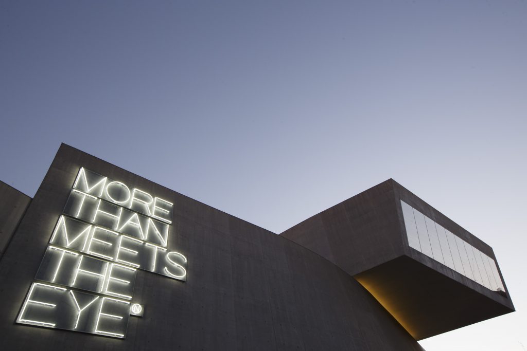 Esterno del Museo Maxxi a Roma in una foto di Musacchio, Iannello, von la scritta luminosa "More than meets the eye".