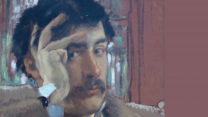 retrospettiva di James Tissot Ritratto dal volto in su di un uomo con capelli scuri e baffi. L'uomo punta lo sguardo verso lo spettatore e sostiene la fronte con la mano sinistra