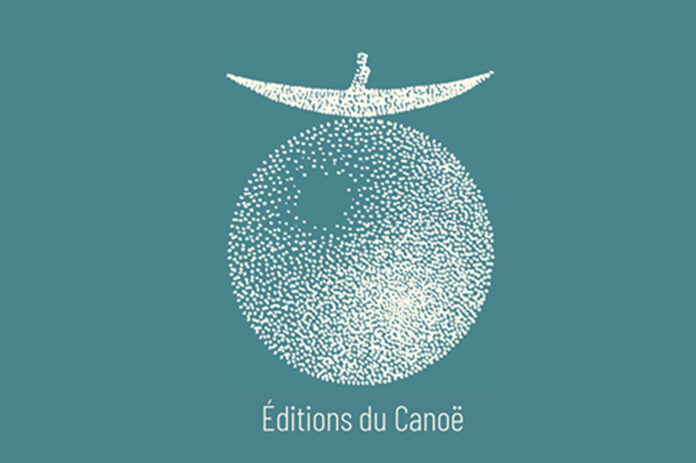 L'immagine mostra il logo delle Editions du Canoe: una canoa stilizzata sopra una sfera. Entrambe sono rappresentate con dei puntini bianchi su sfondo azzurro