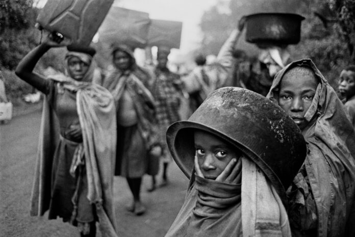 l'immagine in bianco e nero ritrae un gruppo di profughi dello Zaire, tra cui una bambina