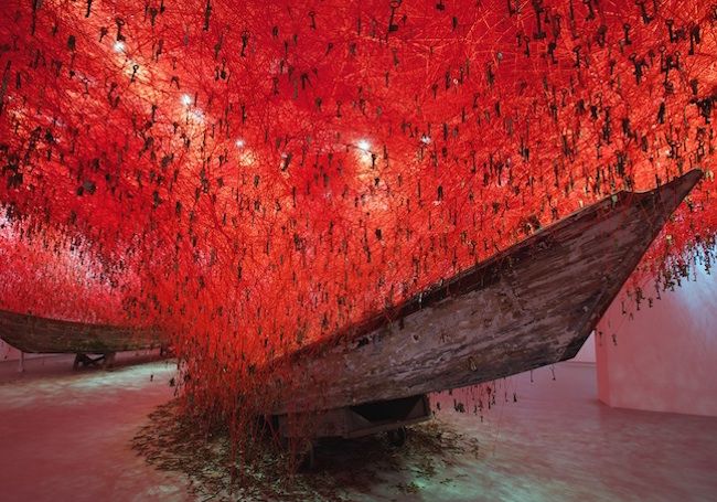 arte Europa sopra barche di legno ci sono installazioni di chiavi e lana rossa