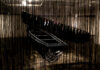installazione dell'artista giapponese Chiharu Shiota che ritrae due barche racchiuse all'interno di corde nere