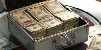 Financial crisis after Coronavirus: a briefcase full of banknotes