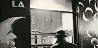 Parigi letteraria, foto bianco e nero, uomo di spalle davanti a vetrina