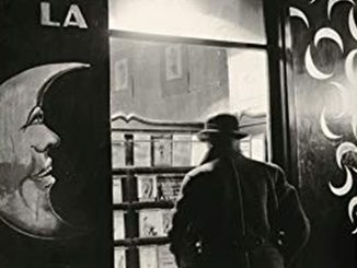 Parigi letteraria, foto bianco e nero, uomo di spalle davanti a vetrina