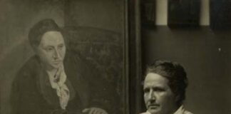 Getrude Stein accanto al suo ritratto dipinto da Picasso