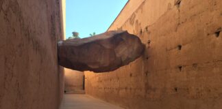 this coloured photo represents a big stone between two walls