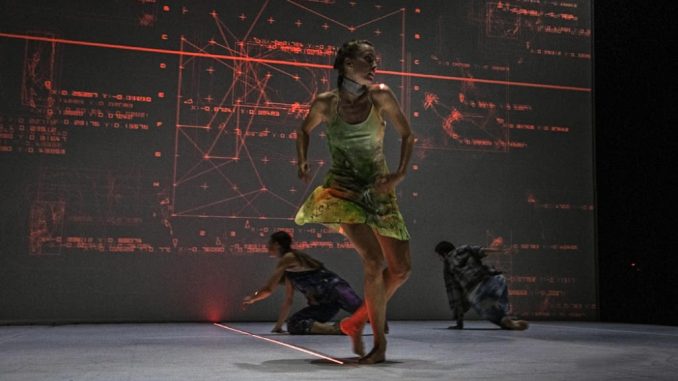 Pontus Lidberg Centaur Pontus Lidberg Centaur, balletto del coreografo svedese con una ballerina e due ballerini