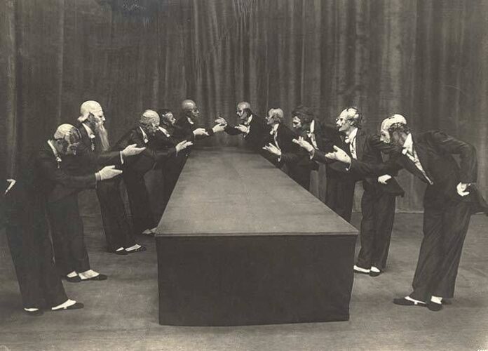 danza svedese: performance in maschera de 